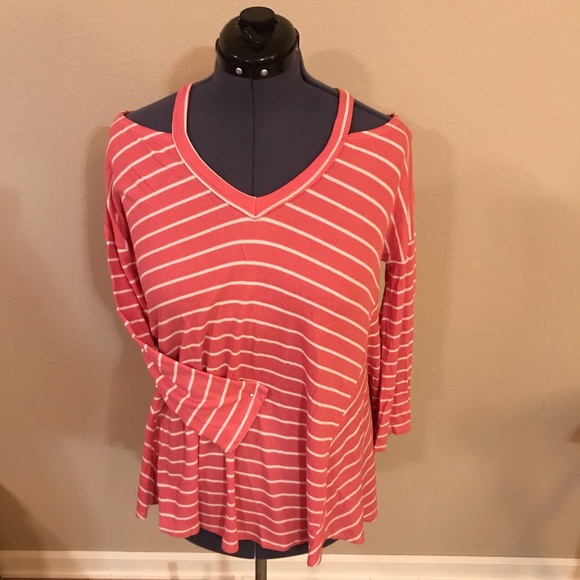 Shoulder peek, v-neck, 3/4 length top. - Picture 2 of 6
